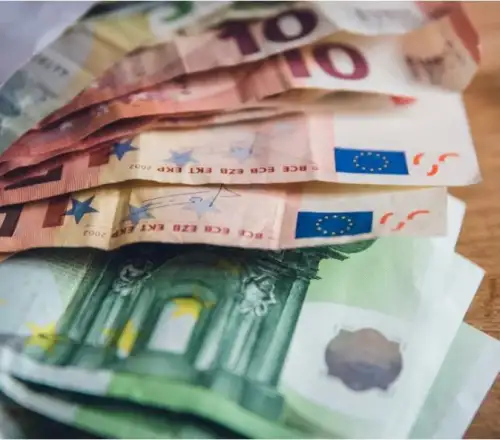 Επιδότηση 10.000 ευρώ για μετακόμιση στην επαρχία: Λύση για το δημογραφικό ή «ασπιρίνη» σε μια ερημοποιημένη χώρα;