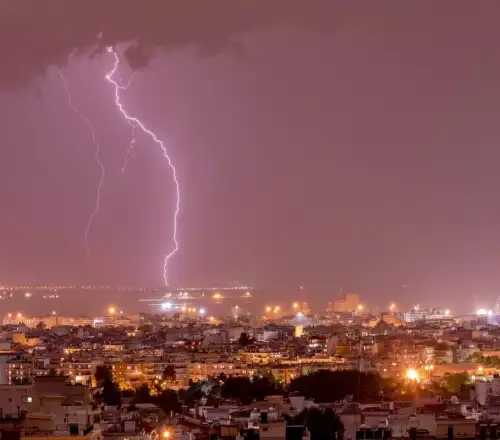 Καιρός: Επικαιροποίηση του εκτάκτου δελτίου της ΕΜΥ – Πού θα χτυπήσουν καταιγίδες και θυελλώδεις άνεμοι