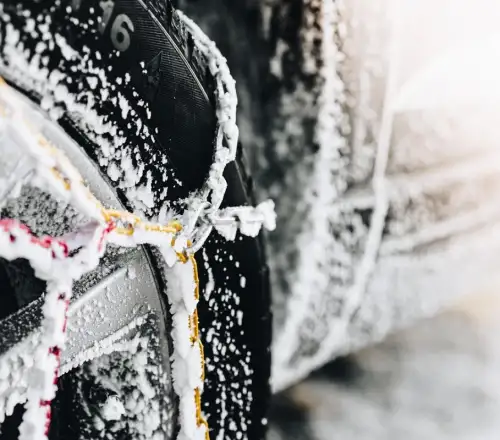 Κεντρική Μακεδονία: Δρόμοι «ποτάμια» και χιόνια – Πού έχει διακοπεί η κυκλοφορία και πού χρειάζονται αλυσίδες