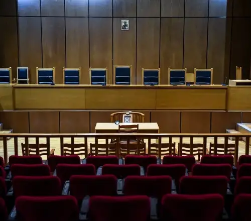 Δράμα στη Λαμία: Εγκατέλειψε το 10χρονο παιδί της με αυτισμό στα δικαστήρια – «Εξαφανίστηκε σαν κυρία»