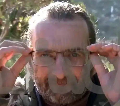 Η συγκλονιστική αναζήτηση του αόρατου Μπάμπη: «Θέλω να βρω την ταυτότητά μου και να ζήσω ελεύθερος»