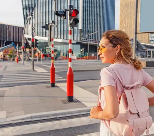 Προσοχή: Πόσο είναι το πρόστιμο αν περάσετε με κόκκινο ως πεζός – Τι ισχύει για τις διαβάσεις