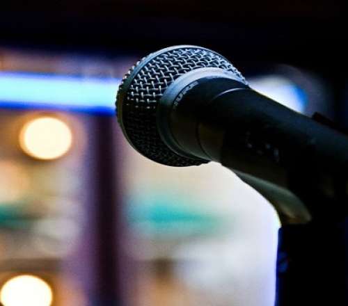 Ανακοινώνεται το όνομα πασίγνωστου τραγουδιστή – «Προσπάθησαν να με φιμώσουν», λέει ο 21χρονος καταγγέλλων