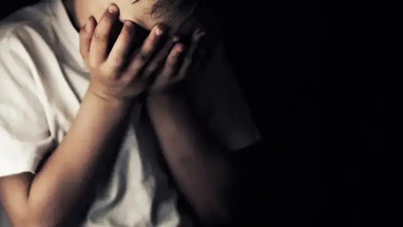 Ηράκλειο: Καταδικάστηκε σε ισόβια ο 32χρονος που βίαζε το 9χρονο κοριτσάκι της συντρόφου του