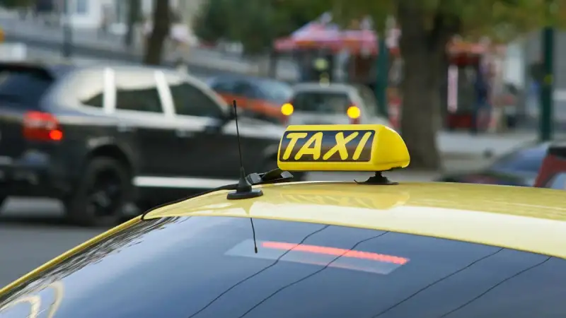 Παράταση της απεργίας ταξί έως την Παρασκευή – Νέα μπλόκα μετά τις γιορτές προαναγγέλλουν οι οδηγοί