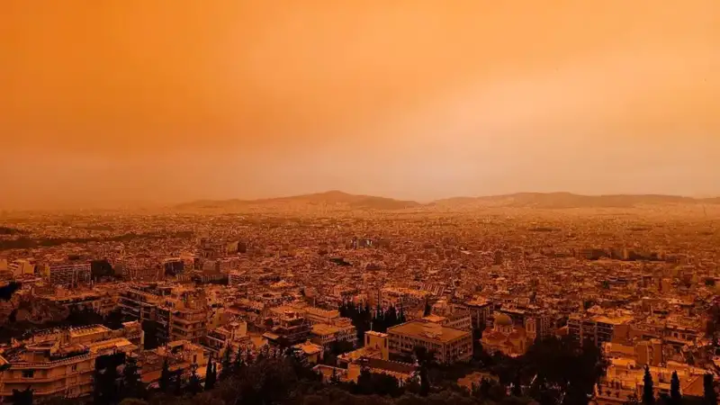 Καιρός: Επιμένει η αφρικανική σκόνη στην Ελλάδα - Στα ύψη η θερμοκρασία