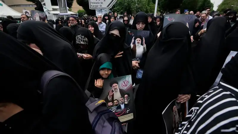 Ιράν: Οι Ιρανοί αποτίουν φόρο τιμής στον πρόεδρο Ραϊσί – Ξεκίνησαν στην Ταμπρίζ οι τελετές