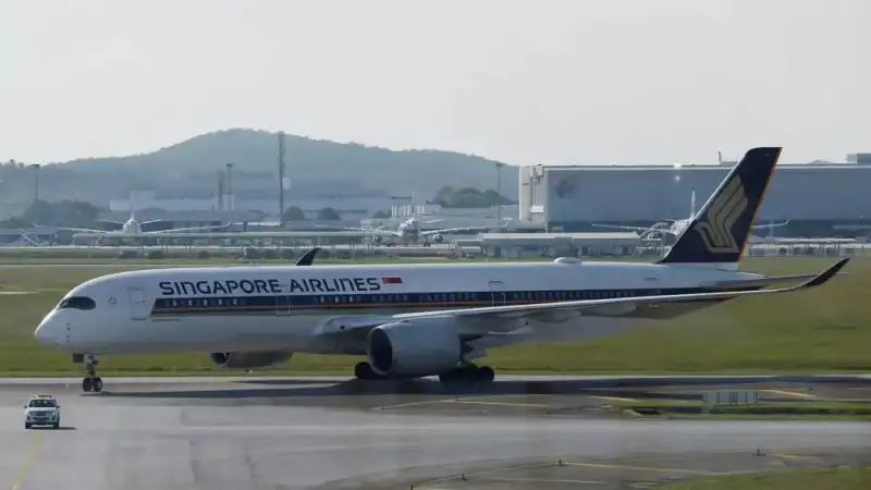 Σοκάρουν οι περιγραφές επιβατών από την πτήση Λονδίνο – Σιγκαπούρη με έναν νεκρό