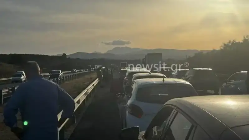 Τροχαίο στην Εθνική Οδό Κορίνθου - Πατρών: Ανατροπή φορτηγού - Ουρές χιλιομέτρων