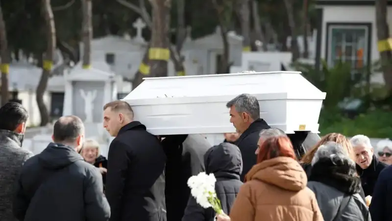 Κηδεία του 3χρονου Άγγελου: Η χειρότερη στιγμή είναι να συνοδεύεις αυτό το μικρό λευκό φέρετρο