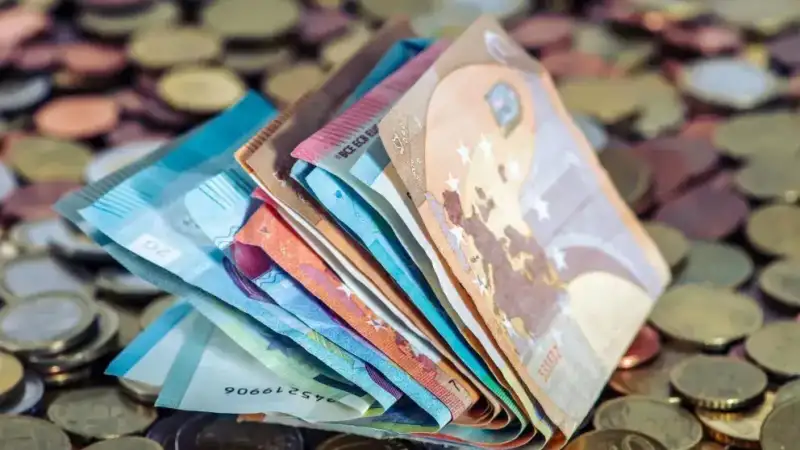 Μαζικές ενισχύσεις πριν τις γιορτές: Ποιοι βλέπουν αυξήσεις και επιδόματα ως το τέλος του χρόνου