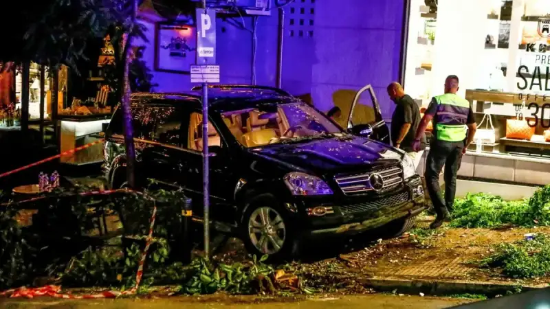 Κολωνάκι: Αν δεν ήταν το δέντρο θα ήμασταν νεκροί – Πώς έγινε το ατύχημα στο εστιατόριο