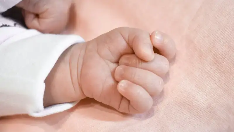 Θρίλερ με τον θάνατο βρέφους 5 μηνών στην Αττική: Οργισμένη η γιαγιά δείχνει τον πατέρα