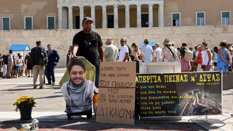 Τέμπη: Απεργία πείνας στο Σύνταγμα από τον πατέρα του 22χρονου Ντένις Ρούτσι – «Πιστεύω κρύβονται πολλά…»