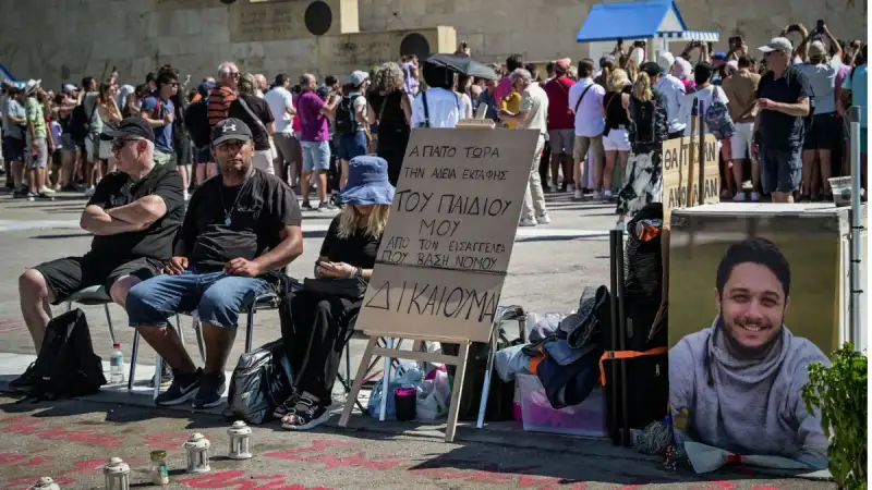 Τα Τέμπη επιστρέφουν: Οργή συγγενών, απεργία πείνας Ρούτσι και καθημερινά καλέσματα στο Σύνταγμα