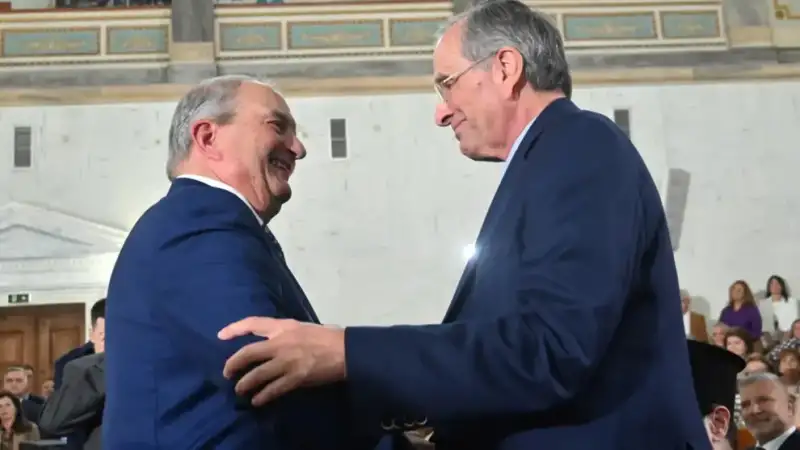 Κώστας Καραμανλής: Αιχμηρή παρέμβαση. Κρίση θεσμών και πολιτικού συστήματος