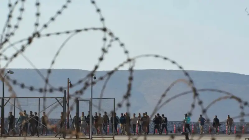 Σέρρες: Εξέγερση στη δομή μεταναστών - Έκοψαν τα συρματοπλέγματα και διέφυγαν