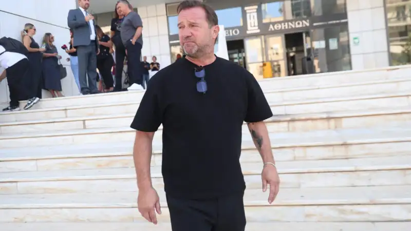 Το Κύμα: Πλακιάς για τα σενάρια δημιουργίας κόμματος. Η θάλασσα με ανακατεύει