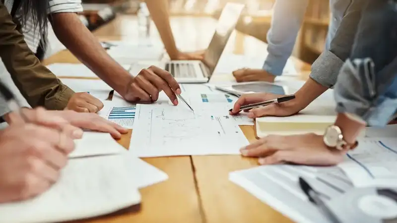 Generation Z στην Ελλάδα: Μορφωμένοι, αγχωμένοι και «μια ανάσα» πριν τη μετανάστευση