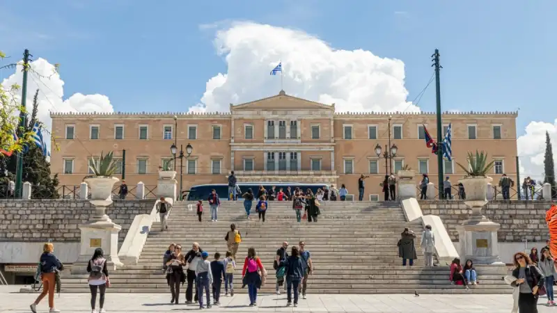 «Ρεκόρ στα μερίσματα – στασιμότητα στους μισθούς»: Η αντιφατική εικόνα της ελληνικής οικονομίας