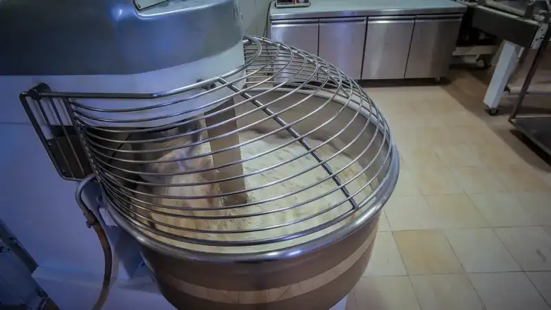 Τραγωδία σε φούρνο στη Λάρισα: 49χρονη σκοτώθηκε όταν το φουλάρι της μπλέχτηκε σε μηχάνημα ζυμώματος