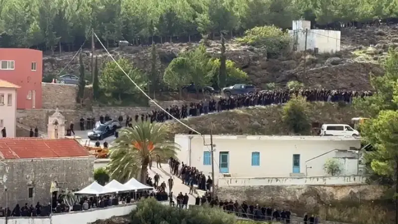 Ουρλιαχτά και οδύνη στην κηδεία του 39χρονου στα Βορίζια: «Σ’ αγαπώ! Σ’ αγαπώ μ’ ακούς;»