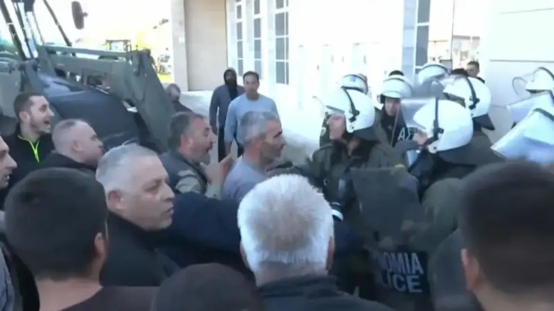 Αλεξανδρούπολη: Ένταση μεταξύ αγροτών και αστυνομίας έξω από το αεροδρόμιο