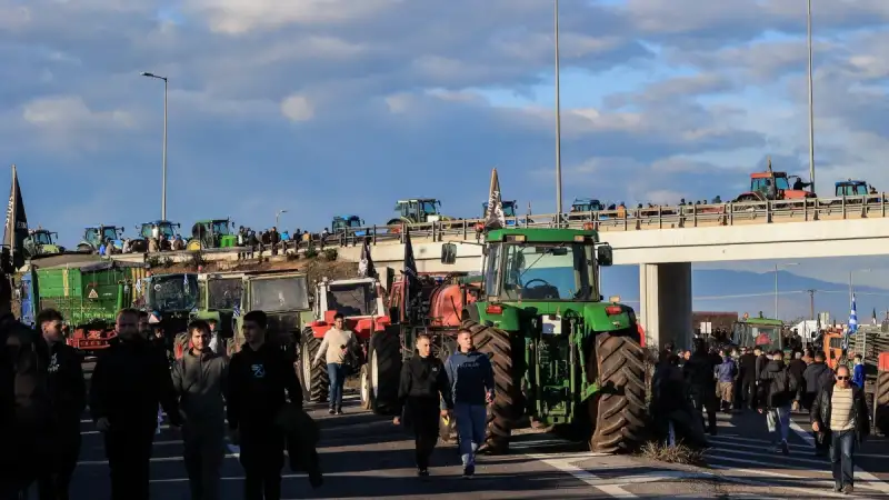 Κλιμακώνουν οι αγρότες από Δευτέρα: Νέα μπλόκα, σκηνές και ένταση μετά τα επεισόδια στη Λάρισα