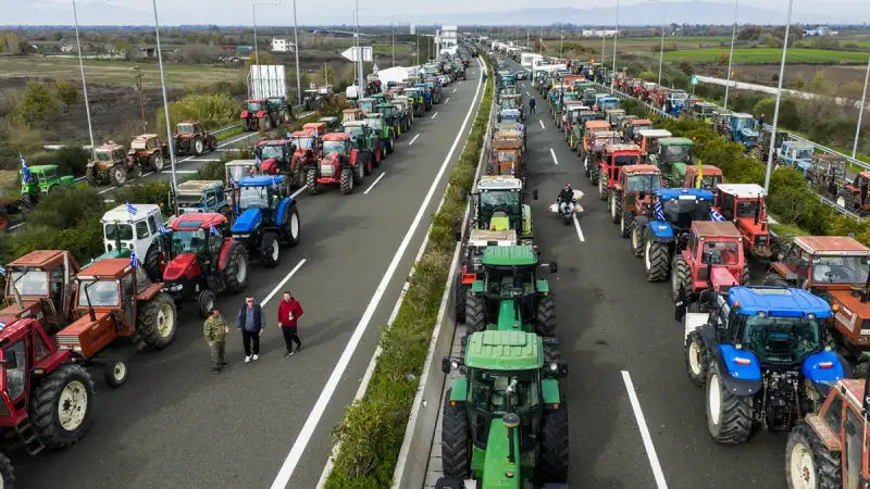 Κλιμακώνονται οι αγροτικές κινητοποιήσεις στον Έβρο – Πάνω από 1.350 φορτηγά ακινητοποιημένα