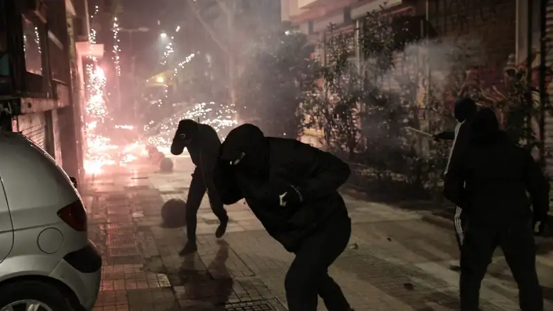 Επεισόδια στην πορεία για Γρηγορόπουλο – Μολότοφ και δακρυγόνα στο κέντρο της Αθήνας