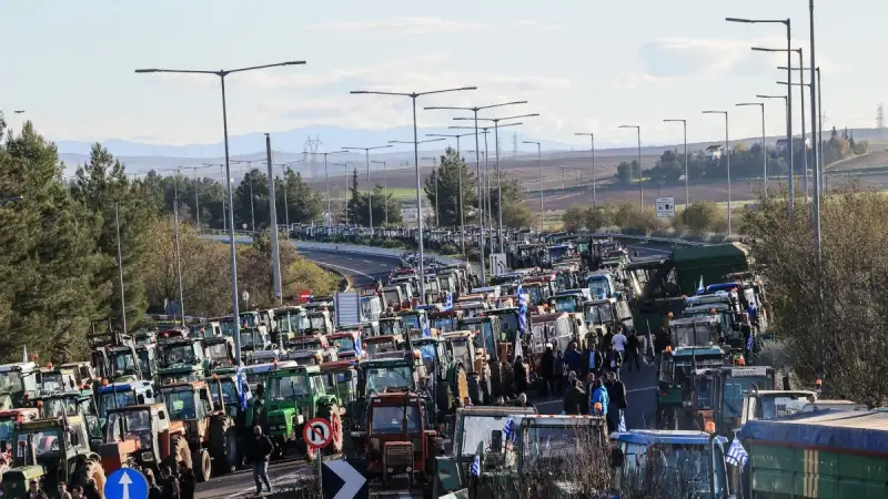Μπλόκα και νέες κινητοποιήσεις από Δευτέρα – Έρευνα για οδηγό τρακτέρ που κινήθηκε απειλητικά σε αστυνομικούς