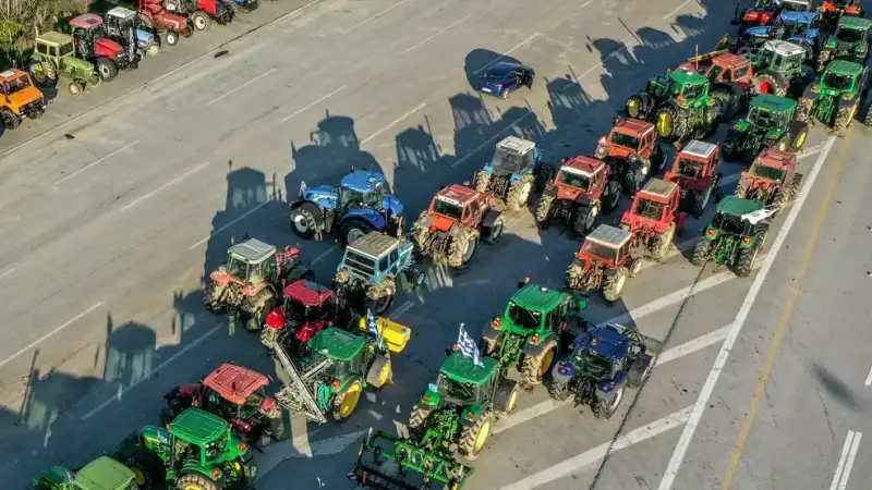 «Αγριεύουν» τα μπλόκα των αγροτών στη Θεσσαλονίκη: Ανοιχτή πρόσκληση κυβέρνησης για διάλογο