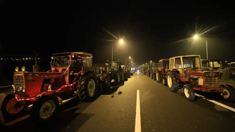 Αγρότες: Κλειστοί δρόμοι, παράδρομοι και προαναγγελίες για αποκλεισμούς αεροδρομίων και λιμανιών
