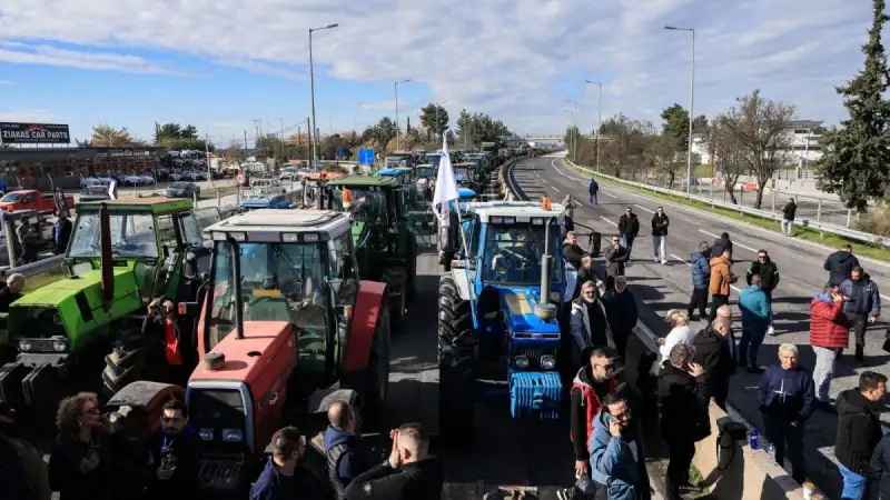 Έξοδος Χριστουγέννων: Αυξημένη κίνηση παρά τα μπλόκα, οργή στα social για την Τροχαία