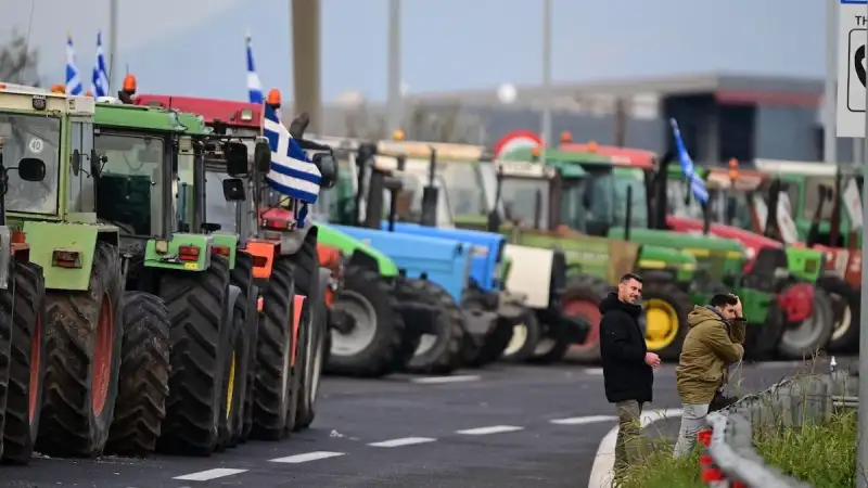 Χριστούγεννα στα μπλόκα δηλώνουν οι αγρότες – Ανοιχτά διόδια για τους εκδρομείς, σκληρή κόντρα με την κυβέρνηση