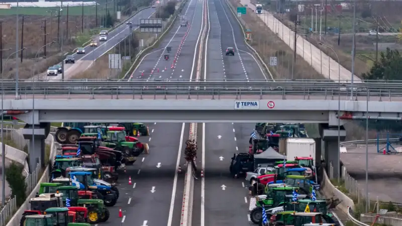 Στα μπλόκα θα κάνουν Πρωτοχρονιά αγρότες και κτηνοτρόφο