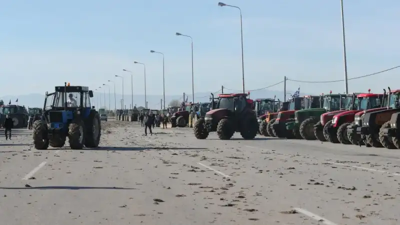 Κλιμακώνονται οι αγροτικές κινητοποιήσεις – Αποκλεισμοί σε Μάλγαρα, Νίκαια και Ε65