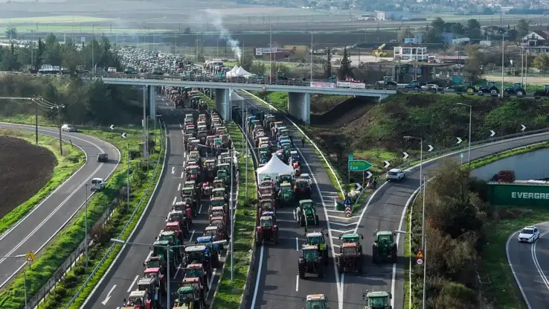 Έτοιμοι για Πρωτοχρονιά στα μπλόκα οι αγρότες – Κλιμακώνουν τις κινητοποιήσεις