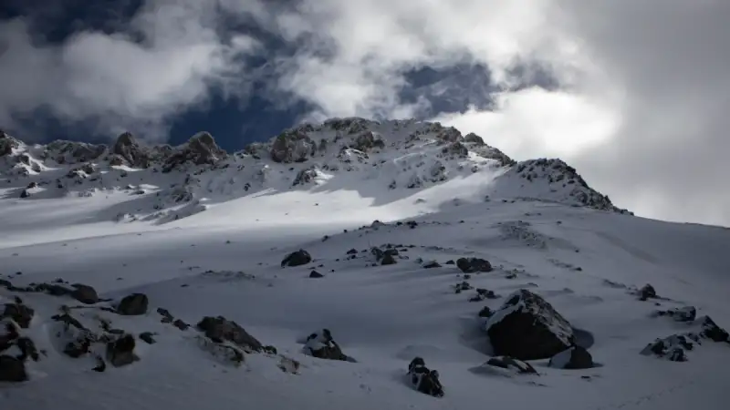 Βαρδούσια: Σε εξέλιξη η δύσκολη ανάσυρση των τεσσάρων ορειβατών – Με ελικόπτερο η μεταφορά των σορών