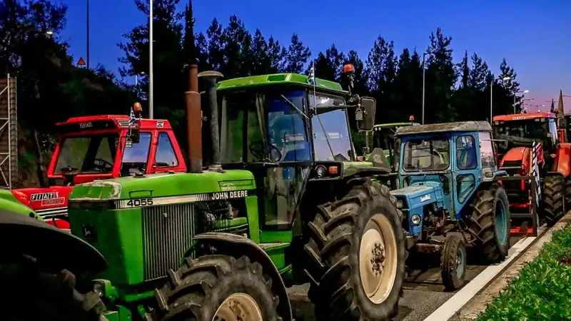 Κλιμακώνονται οι αγροτικές κινητοποιήσεις: Προς μπλόκα σε λιμάνια και μαζική ενίσχυση της Νίκαιας