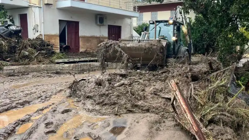 Σφοδρή επέλαση της κακοκαιρίας Byron: Πλημμύρες, αποκλεισμένοι δρόμοι και χιλιάδες κεραυνοί σε όλη τη χώρα