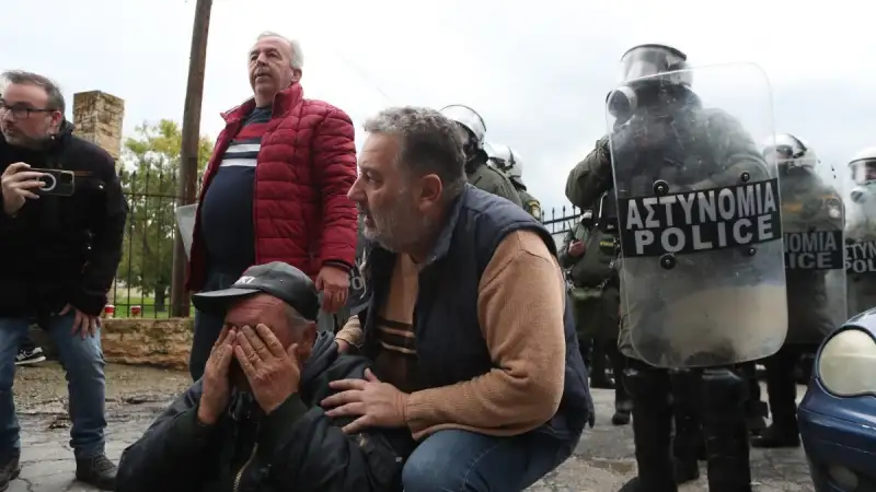 Κλιμακώνεται η ένταση στα μπλόκα: Συγκρούσεις αγροτών και ΜΑΤ στη Θεσσαλονίκη