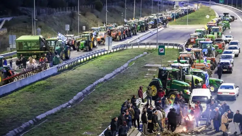 Αγροτικά Μπλόκα: «Οχυρώνονται» στα Μάλγαρα οι αγρότες – Κοινό μέτωπο Θεσσαλονίκης και Χαλκηδόνας μετά το Μαξίμου