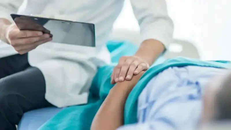 Αμβλώσεις στην Ελλάδα: Τι ισχύει, η πρόταση Καρυστιανού που άναψε φωτιές και το πολιτικό «πογκρόμ» αντιδράσεων