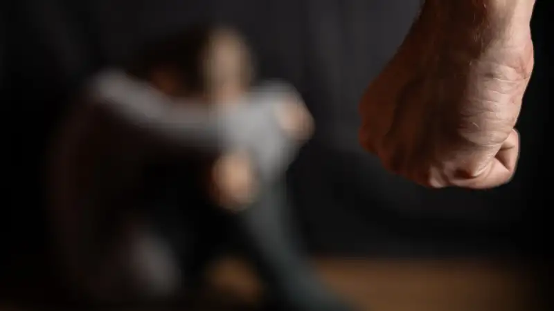 Άγρια επίθεση στο Χαλάνδρι: 55χρονος τραυμάτισε την αδελφή του στα μάτια – Το οικογενειακό δράμα