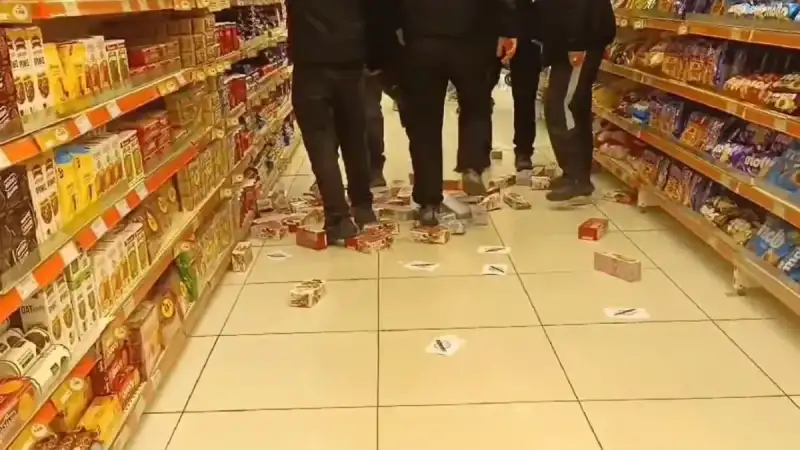 Βόλος: «Έφοδος» αντιεξουσιαστών σε σούπερ μάρκετ – Ποδοπάτησαν προϊόντα της «Βιολάντα»