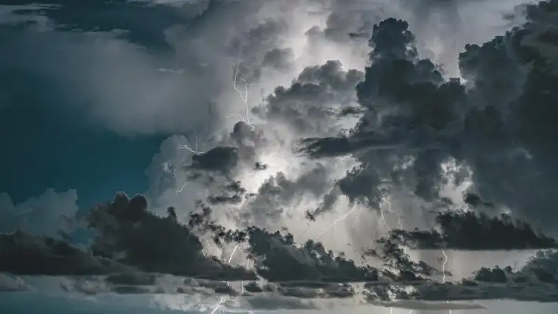 ΕΚΤΑΚΤΟ ΔΕΛΤΙΟ ΕΜΥ: Κόκκινος συναγερμός για την κακοκαιρία – Πού θα χτυπήσουν ισχυρές καταιγίδες και 9 μποφόρ την Κυριακή (Λίστα περιοχών)