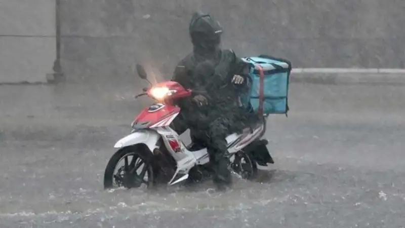 Κακοκαιρία: Τι ισχύει για τους εργαζόμενους – Ποιοι δικαιούνται τηλεργασία και πού απαγορεύεται το delivery