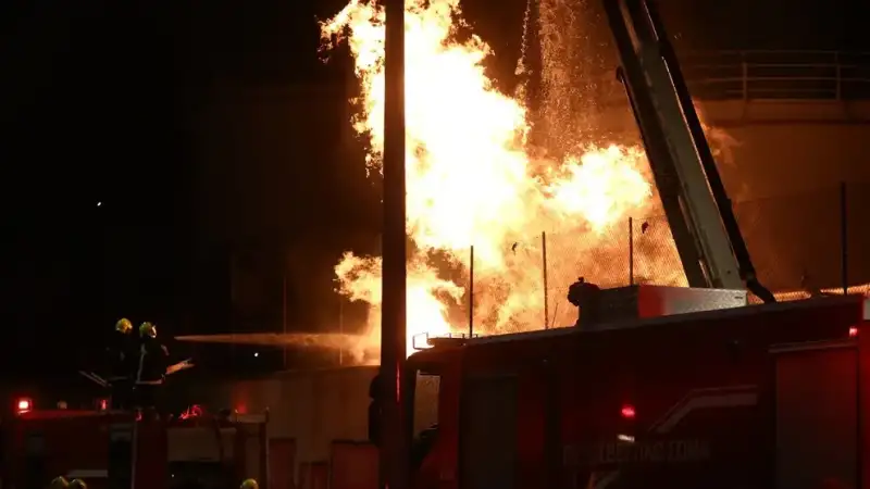 Εφιάλτης στο Πέραμα: Υπό έλεγχο η φωτιά δίπλα στις δεξαμενές καυσίμων – «Παραλίγο να τιναχτεί η περιοχή στον αέρα»