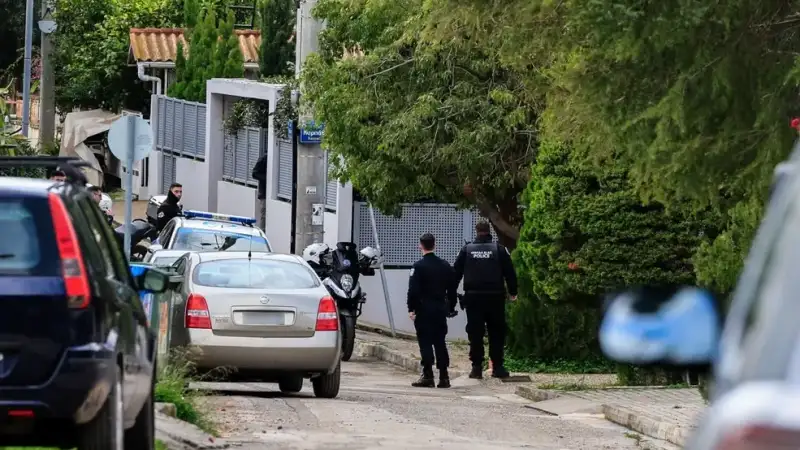 «Μη με σκοτώνεις άλλο»: Οι σπαραγμοί του πατέρα στη Γλυφάδα – Έβαλε εκκλησιαστική μουσική για να καλύψει τις κραυγές